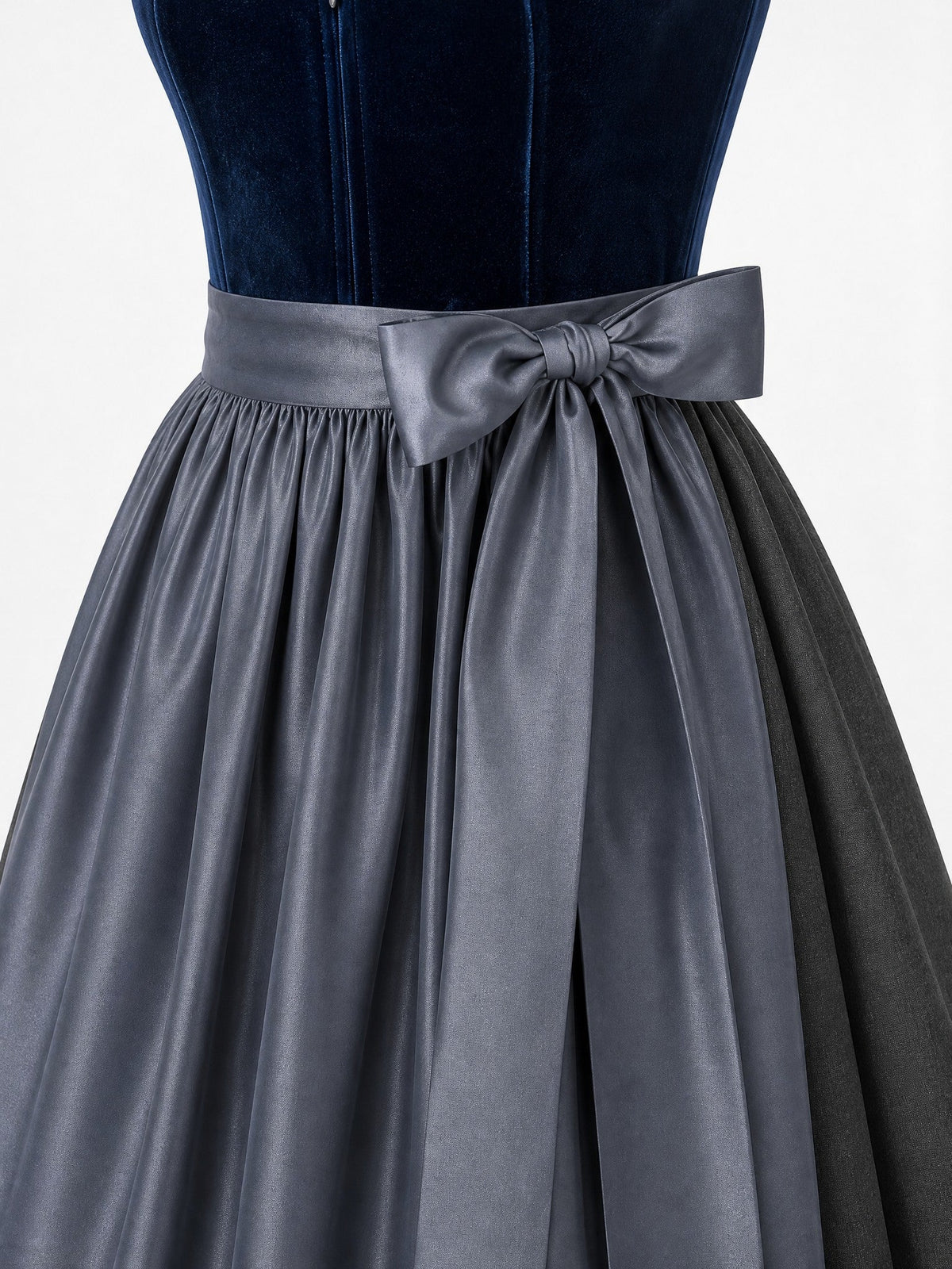 Dirndl Marlene in Dunkelpetrol mit Schiefergrau Schürze - Detailansicht Taille und Schleife