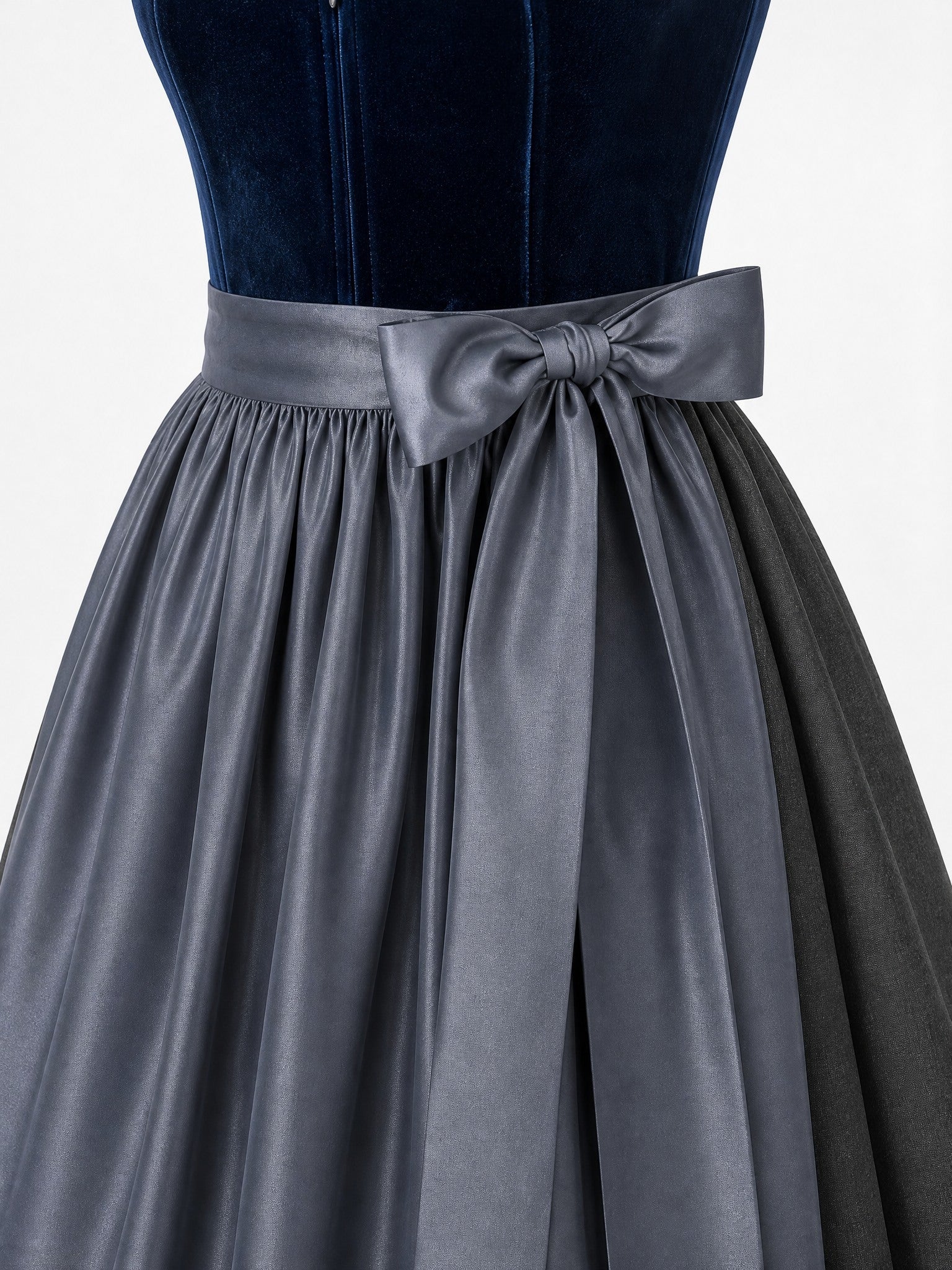 Dirndl Marlene in Dunkelpetrol mit Schiefergrau Schürze - Detailansicht Taille und Schleife