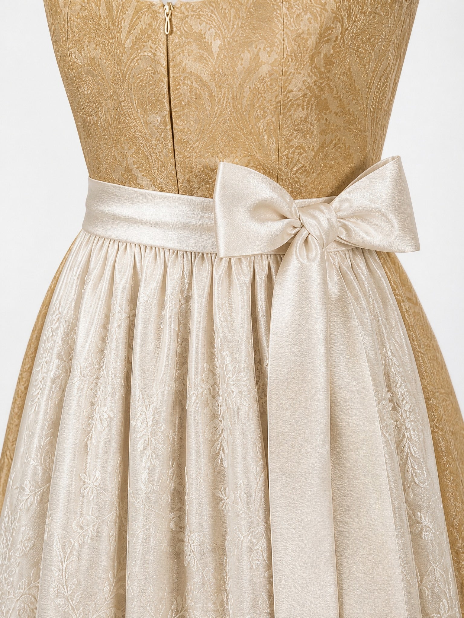 Dirndl Nadja in Weizengold mit Elfenbein Schürze - Detailansicht Taille und Schleife
