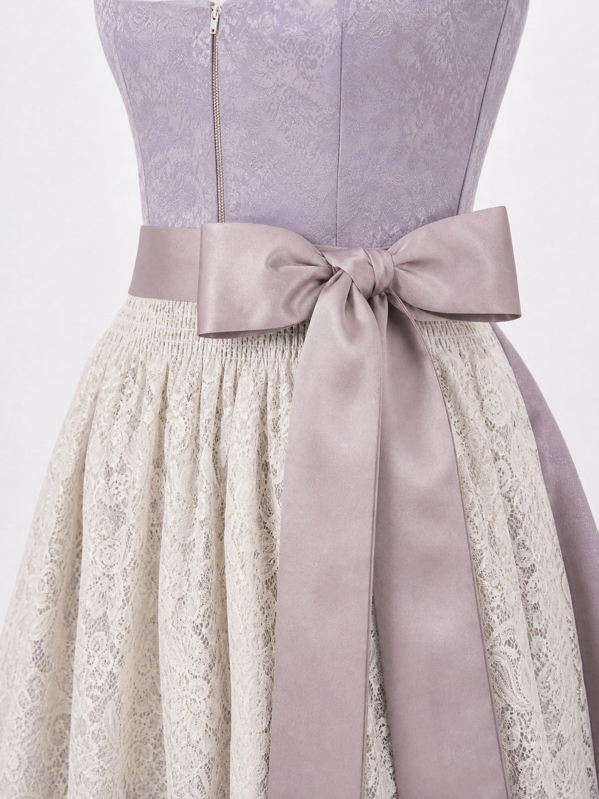 Dirndl Ronja in Alt-Lavendel mit Elfenbein Schürze - Detailansicht Taille und Schleife